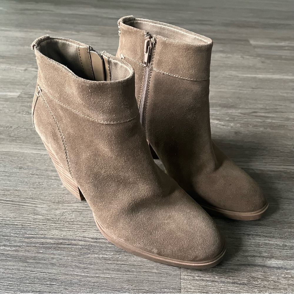 Steve Madden Faander Bootie Suede Leather Chunky Block Heel Taupe 6.5 runs small